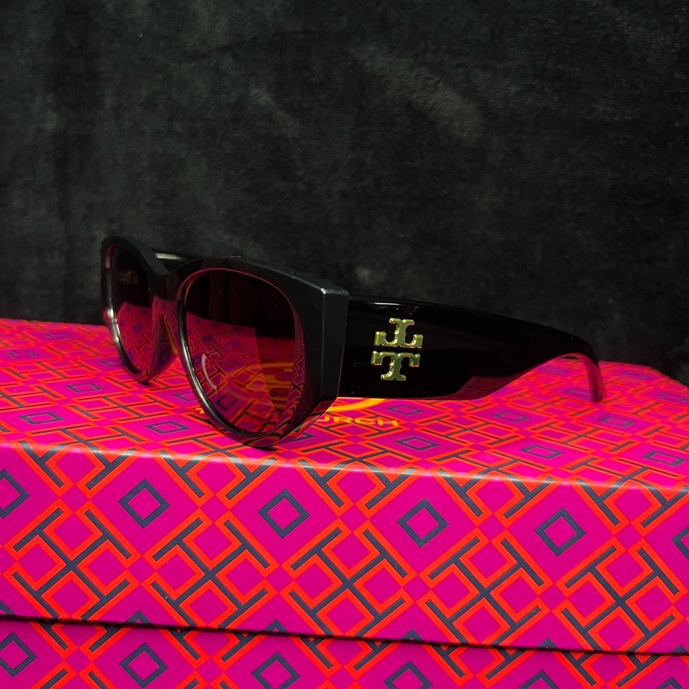 🕶️ Tory Burch Black Sunglasses 🕶️